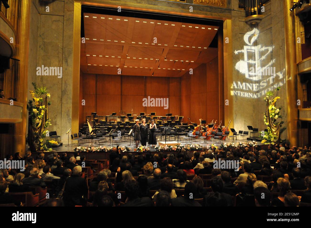Amnesty Francia il nuovo presidente Genevieve Garrigos, l'ex presidente Genevieve Sevrin e Virginie Ledoyen si rivoltano al pubblico prima del gala di Amnesty International 'Mosique Contre l'Oubli' al Theatre des Champs-ElysÀes, a Parigi, Francia, il 23 aprile 2008. Foto di Ammar Abd Rabbo/ABACAPRESS.COM Foto Stock
