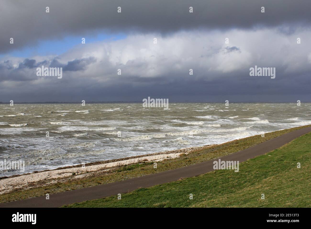 grandi onde in acque selvagge pesanti del mare di westerschelde in zelanda, olanda e grandi nuvole in un cielo minaccioso durante la tempesta in primavera Foto Stock
