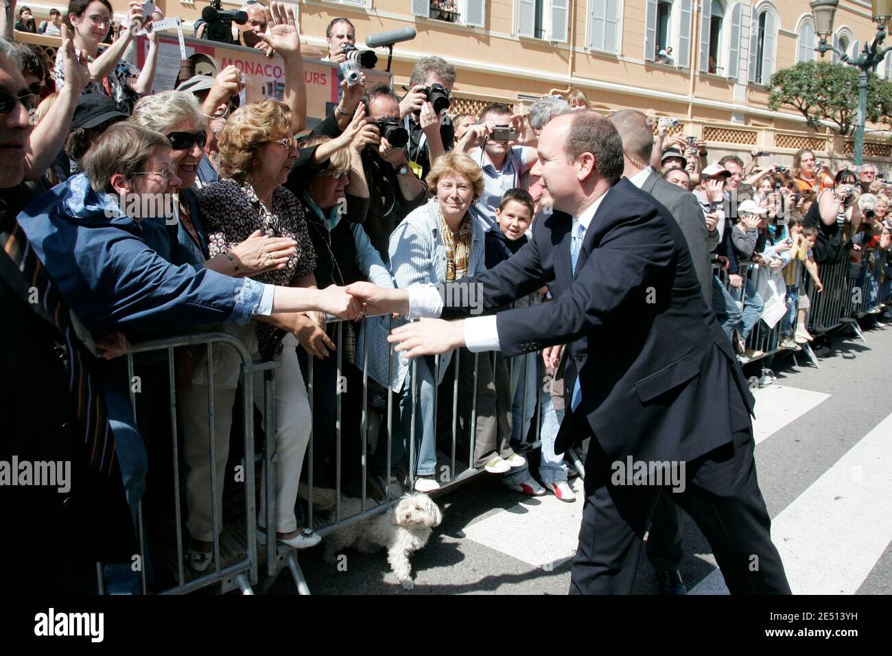 Il principe Alberto II di Monaco cammina per le strade di Monaco tra il Palazzo Grimaldi e il Museo Oceanografico, dove il 25 aprile 2008 si incontrano scienziati ed esperti ambientali per discutere l'impatto del riscaldamento globale nella regione mediterranea. Foto di Ludo/piscina/ABACAPRESS.COM Foto Stock