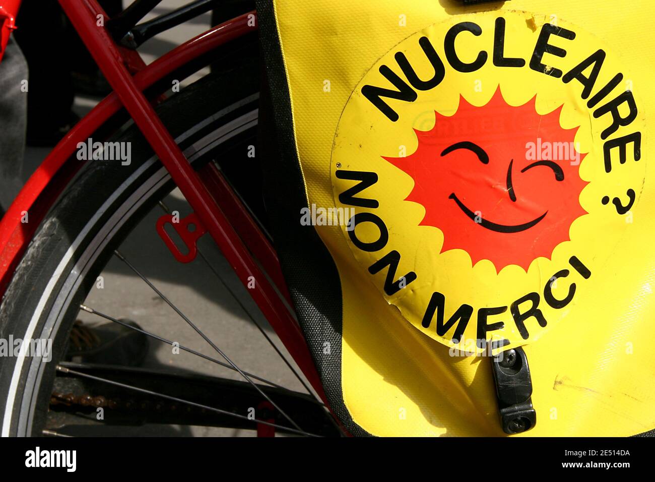 La manifestazione anti-nucleare durante la Giornata internazionale d'azione di Chernobyl, a Parigi, in Francia, il 26 aprile 2008. Il reattore n. 4 di Chernobyl è esploso il 26 aprile 1986. In occasione del 22° anniversario del disastro di Chernobyl, l'Associazione 'Sortir du nucleaire' (uscita dal nucleare) riunirà la prima Giornata internazionale di mobilitazione contro l'energia nucleare, intitolata 'Chernobyl Day' in omaggio alle vittime. Foto di Stephane Gilles/ABACAPRESS.COM Foto Stock