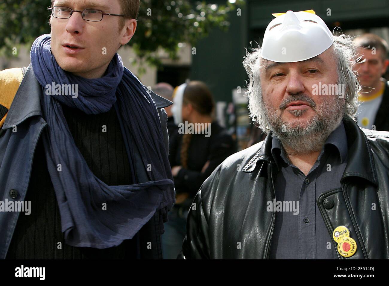 Spokeman dell'Associazione 'Sortir du nucleaire' (Go out of the Nuclear Power), Gilles Lemaire legge un comunicato stampa di fronte all'edificio Areva a Montigny, durante la manifestazione della Giornata Internazionale d'azione di Chernobyl, vicino a Parigi, Francia, il 26 aprile 2008. Il reattore n. 4 di Chernobyl è esploso il 26 aprile 1986, 22 anni fa. Foto di Stephane Gilles/ABACAPRESS.COM Foto Stock
