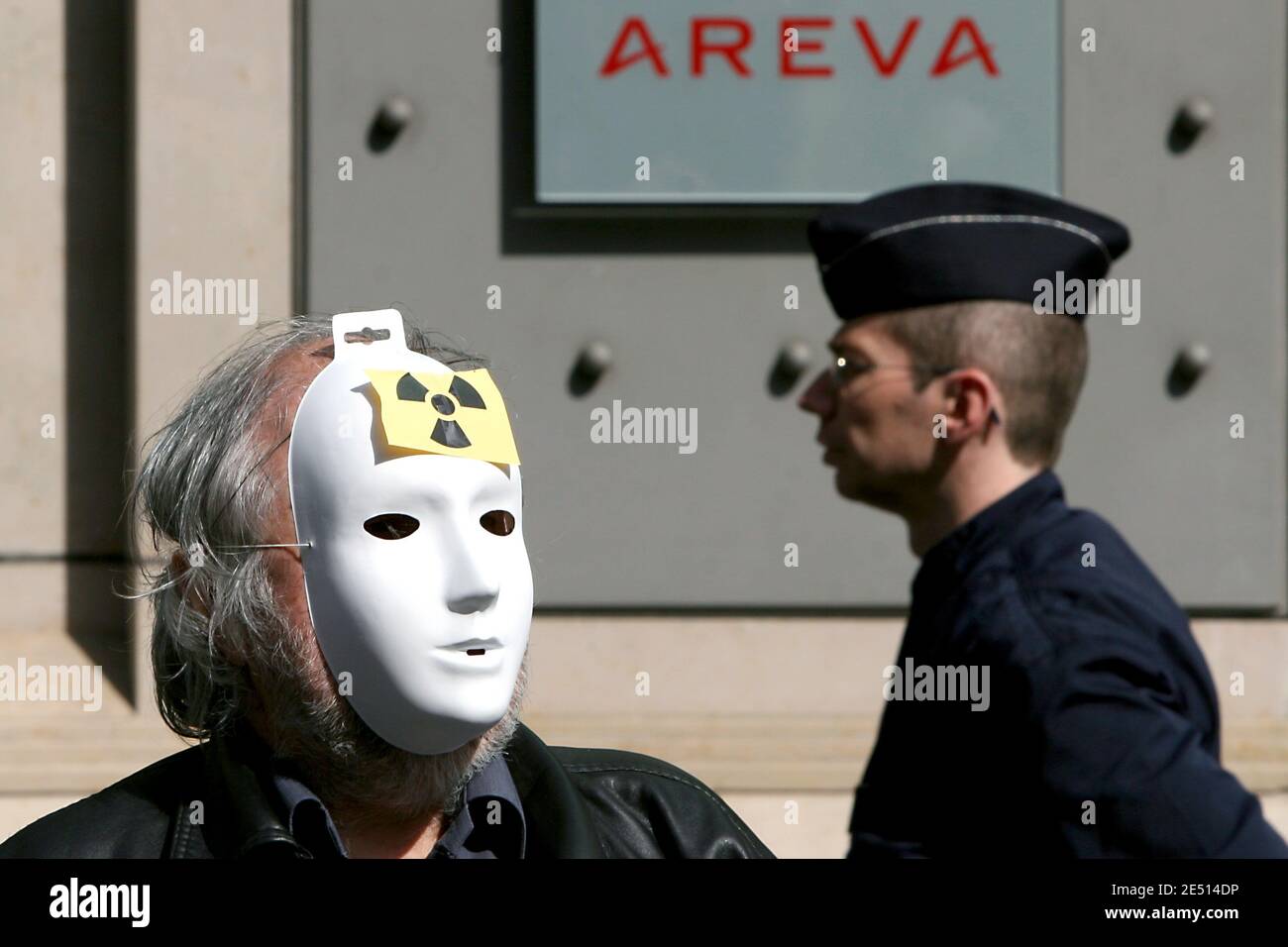 Spokeman dell'Associazione 'Sortir du nucleaire' (Go out of the Nuclear Power), Gilles Lemaire legge un comunicato stampa di fronte all'edificio Areva a Montigny, durante la manifestazione della Giornata Internazionale d'azione di Chernobyl, vicino a Parigi, Francia, il 26 aprile 2008. Il reattore n. 4 di Chernobyl è esploso il 26 aprile 1986, 22 anni fa. Foto di Stephane Gilles/ABACAPRESS.COM Foto Stock