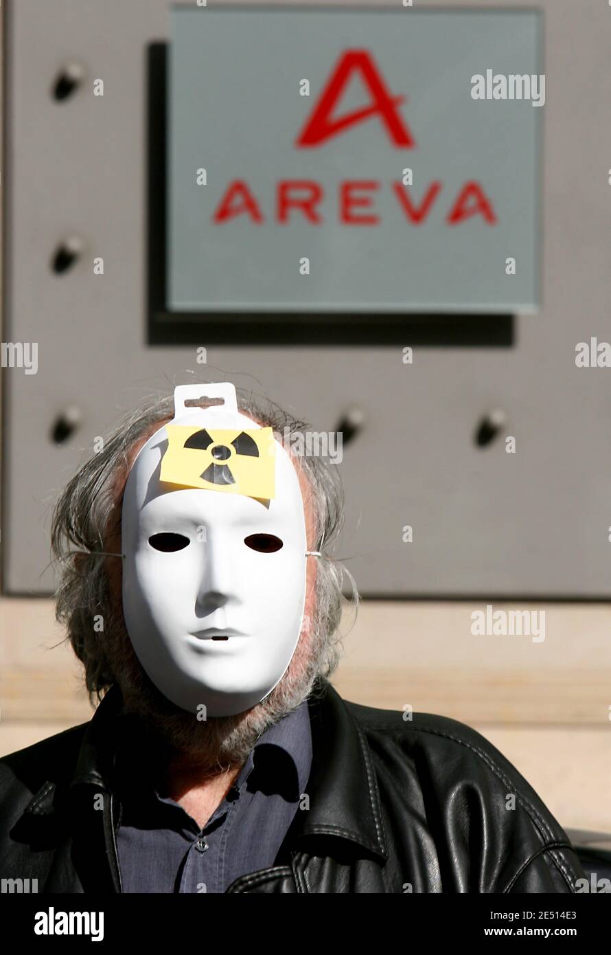 Spokeman dell'Associazione 'Sortir du nucleaire' (Go out of the Nuclear Power), Gilles Lemaire legge un comunicato stampa di fronte all'edificio Areva a Montigny, durante la manifestazione della Giornata Internazionale d'azione di Chernobyl, vicino a Parigi, Francia, il 26 aprile 2008. Il reattore n. 4 di Chernobyl è esploso il 26 aprile 1986, 22 anni fa. Foto di Stephane Gilles/ABACAPRESS.COM Foto Stock