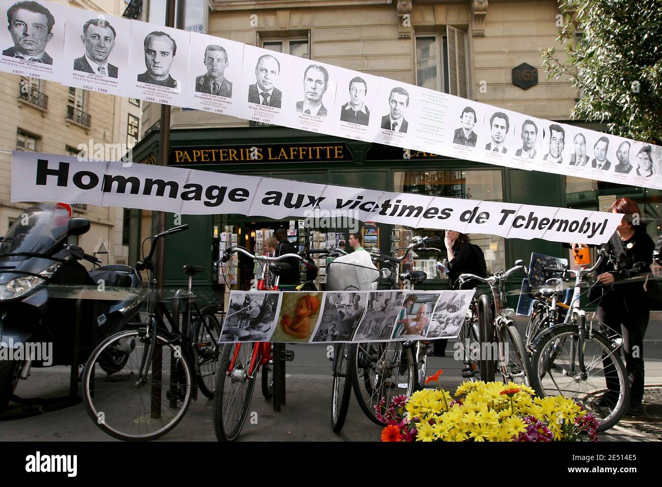 La manifestazione anti-nucleare durante la Giornata internazionale d'azione di Chernobyl, a Parigi, in Francia, il 26 aprile 2008. Il reattore n. 4 di Chernobyl è esploso il 26 aprile 1986. In occasione del 22° anniversario del disastro di Chernobyl, l'Associazione 'Sortir du nucleaire' (uscita dal nucleare) riunirà la prima Giornata internazionale di mobilitazione contro l'energia nucleare, intitolata 'Chernobyl Day' in omaggio alle vittime. Foto di Stephane Gilles/ABACAPRESS.COM Foto Stock