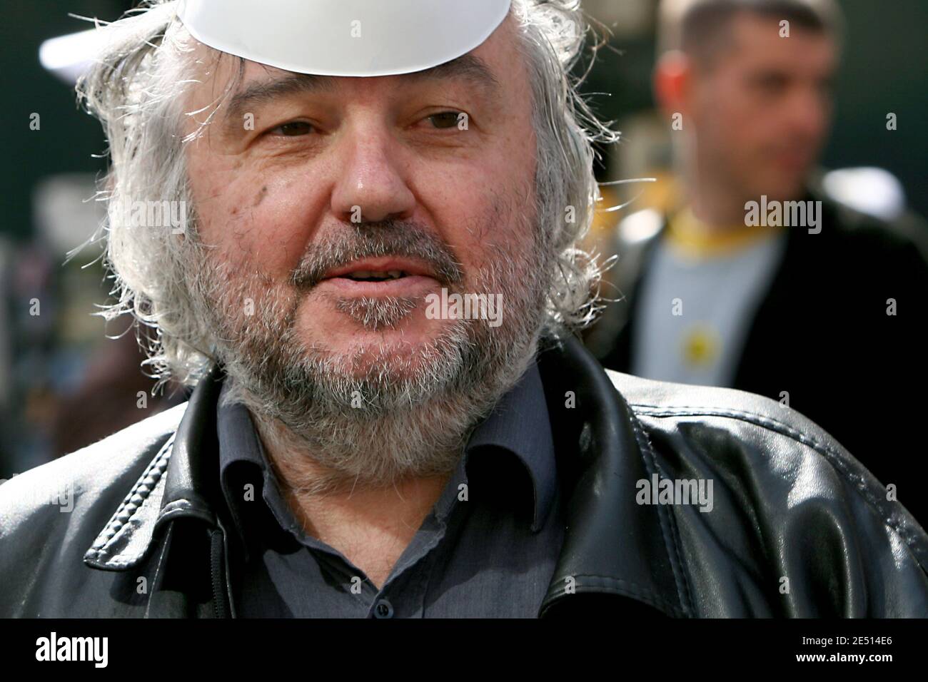 Spokeman dell'Associazione 'Sortir du nucleaire' (Go out of the Nuclear Power), Gilles Lemaire legge un comunicato stampa di fronte all'edificio Areva a Montigny, durante la manifestazione della Giornata Internazionale d'azione di Chernobyl, vicino a Parigi, Francia, il 26 aprile 2008. Il reattore n. 4 di Chernobyl è esploso il 26 aprile 1986, 22 anni fa. Foto di Stephane Gilles/ABACAPRESS.COM Foto Stock