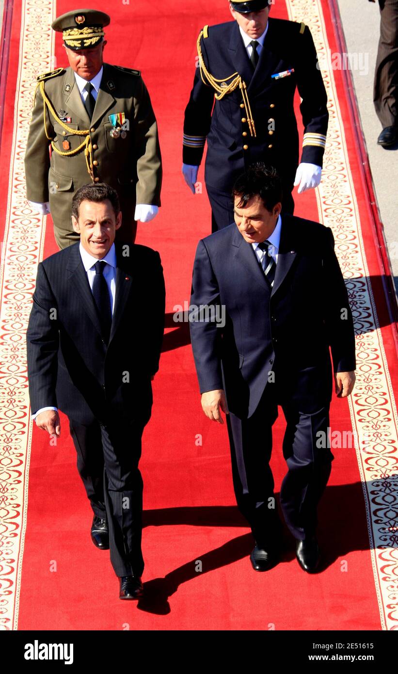 Il presidente tunisino Zine El Abidine ben Ali dà il benvenuto al presidente francese Nicolas Sarkozy all'aeroporto di Tunisi, il 28 aprile 2008, il primo giorno della loro visita di Stato di 3 giorni in Tunisia. Foto di Olivier Sanchez-Pool/ABACAPRESS.COM Foto Stock