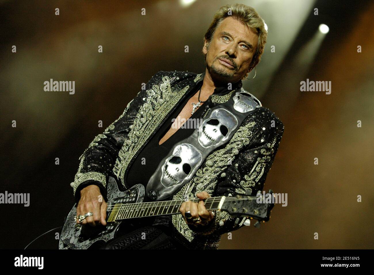 File photo : il cantante francese Johnny Hallyday suona dal vivo durante il festival 'Les Vieilles Charrues', a Carhaix, Francia, il 20 luglio 2006. La più grande rock star francese Johnny Hallyday è morta per cancro ai polmoni, dice sua moglie. Aveva 74 anni. Il cantante - vero nome Jean-Philippe Smet - ha venduto circa 100 milioni di dischi e ha recitato in un certo numero di film. Foto di DS/ABACAPRESS.COM Foto Stock