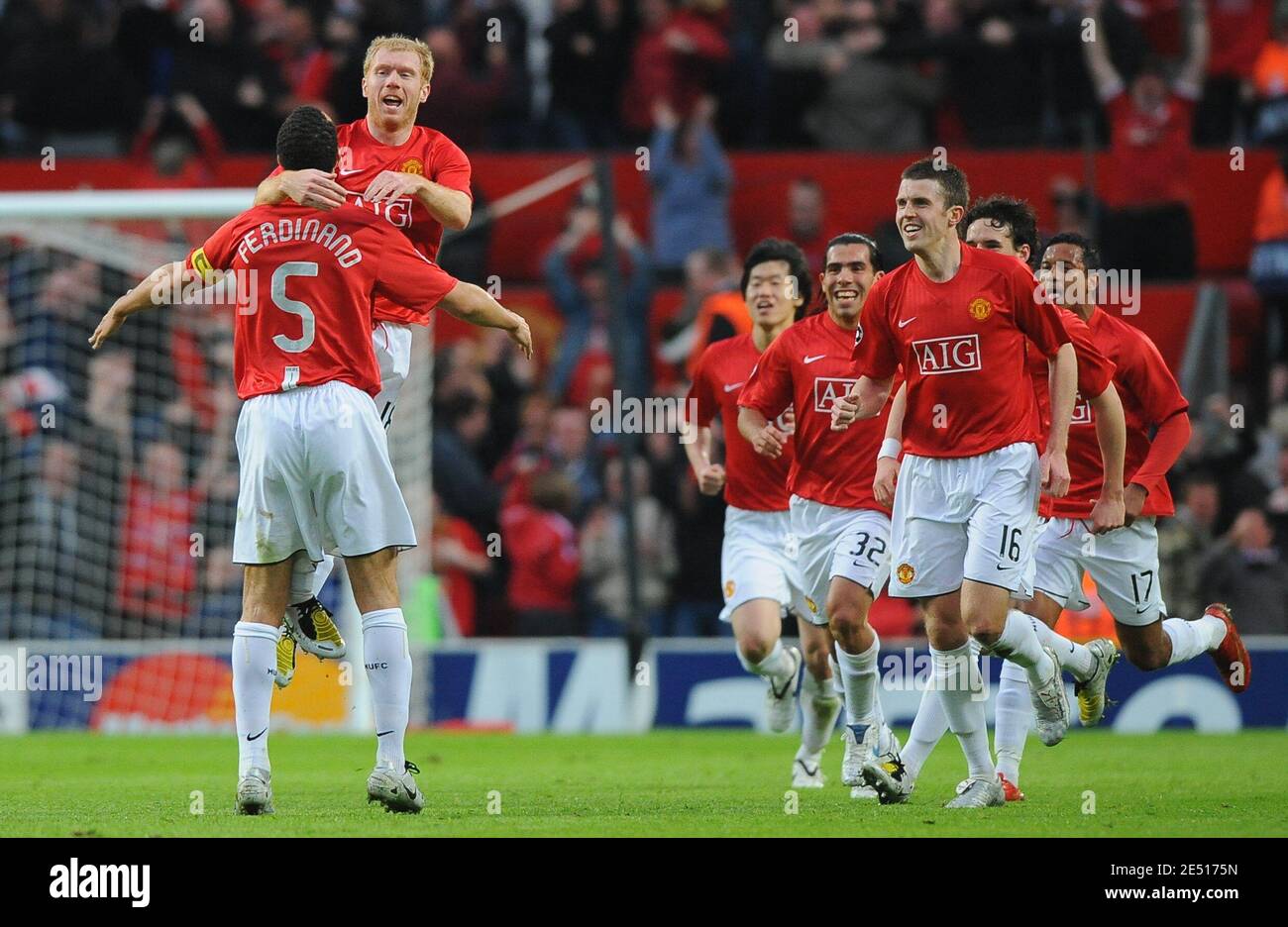 Paul Scholes di Manchester United festeggia il suo obiettivo con il suo captano Rio Ferdinand durante la seconda partita di calcio della UEFA Champions League Semifinale tra Manchester United e il FC Barcelona a Old Trafford a Manchester, Inghilterra, il 29 2008 aprile. Manchester ha vinto 1-0. Foto di Steeve McMay/Cameleon/ABACAPRESS.COM Foto Stock