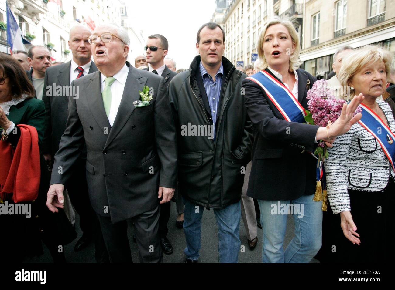 Jean Marie le Pen, leader francese del Partito Nazionale di estrema destra,  sua figlia Marine le Pen (r) e Louis Aliot, partecipa al tradizionale marzo  del giorno di maggio, a Parigi, in