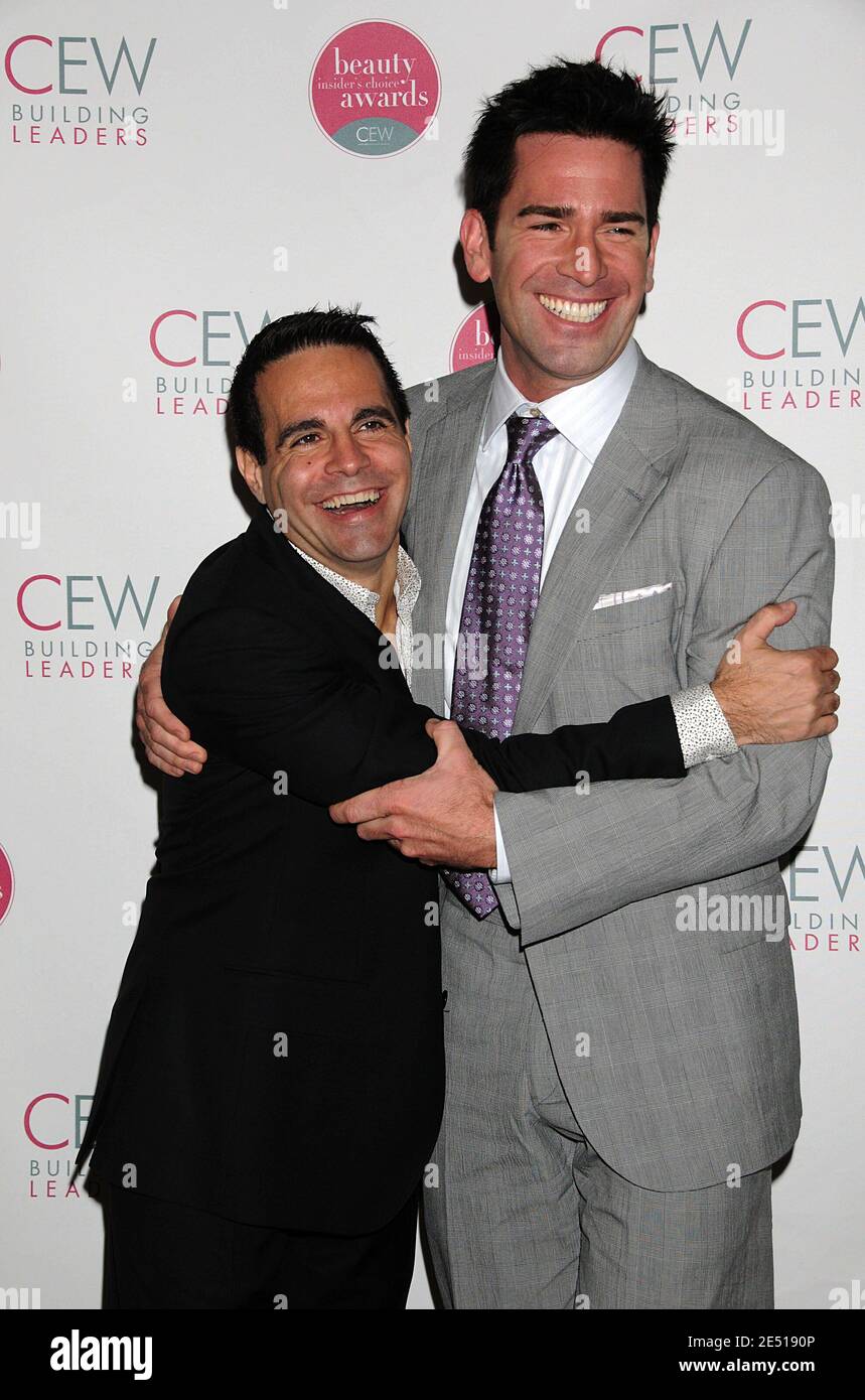 Mario Cantone e Matt Walton partecipano al 14° premio annuale 2008 Cosmetic Executive Women Beauty Awards, che si è tenuto presso il Waldorf Astoria Hotel, a New York City, NY, USA il 2 maggio 2008. Foto di David Miller/ABACAPRESS.COM Foto Stock