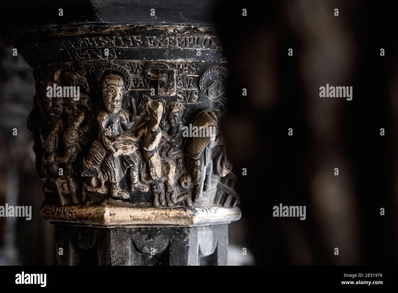 Primo piano del campidoglio medievale in pietra nera intagliata in un Chiostro dell'Italia settentrionale Foto Stock