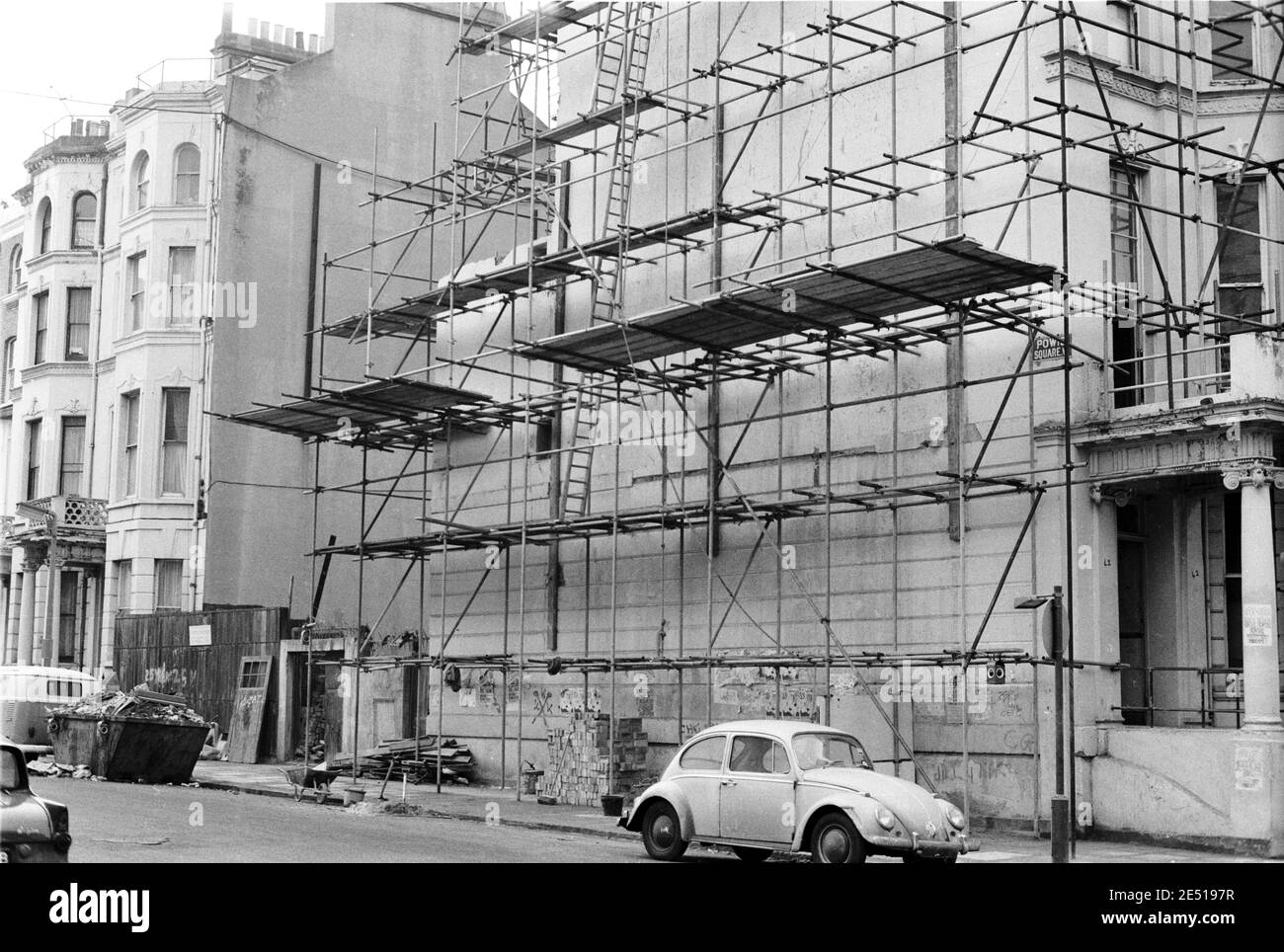 UK, West London, Notting Hill, 1973. Rundown e faticosamente grandi case a quattro piani stanno iniziando ad essere restaurate e ridecorate. Powis Square a sinistra, il lato di una casa (No.42) in Colville Terrace in fase di ristrutturazione a destra. Foto Stock