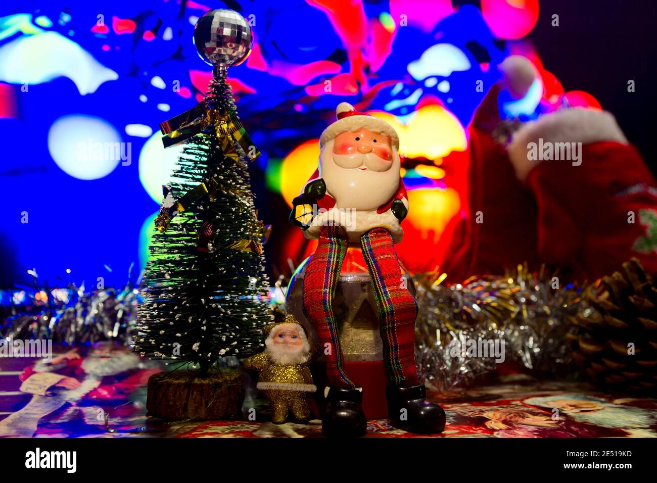 Santa su una palla di vetro rotonda, in attesa del nuovo anno. Albero di Natale in miniatura. Decorazioni natalizie Foto Stock