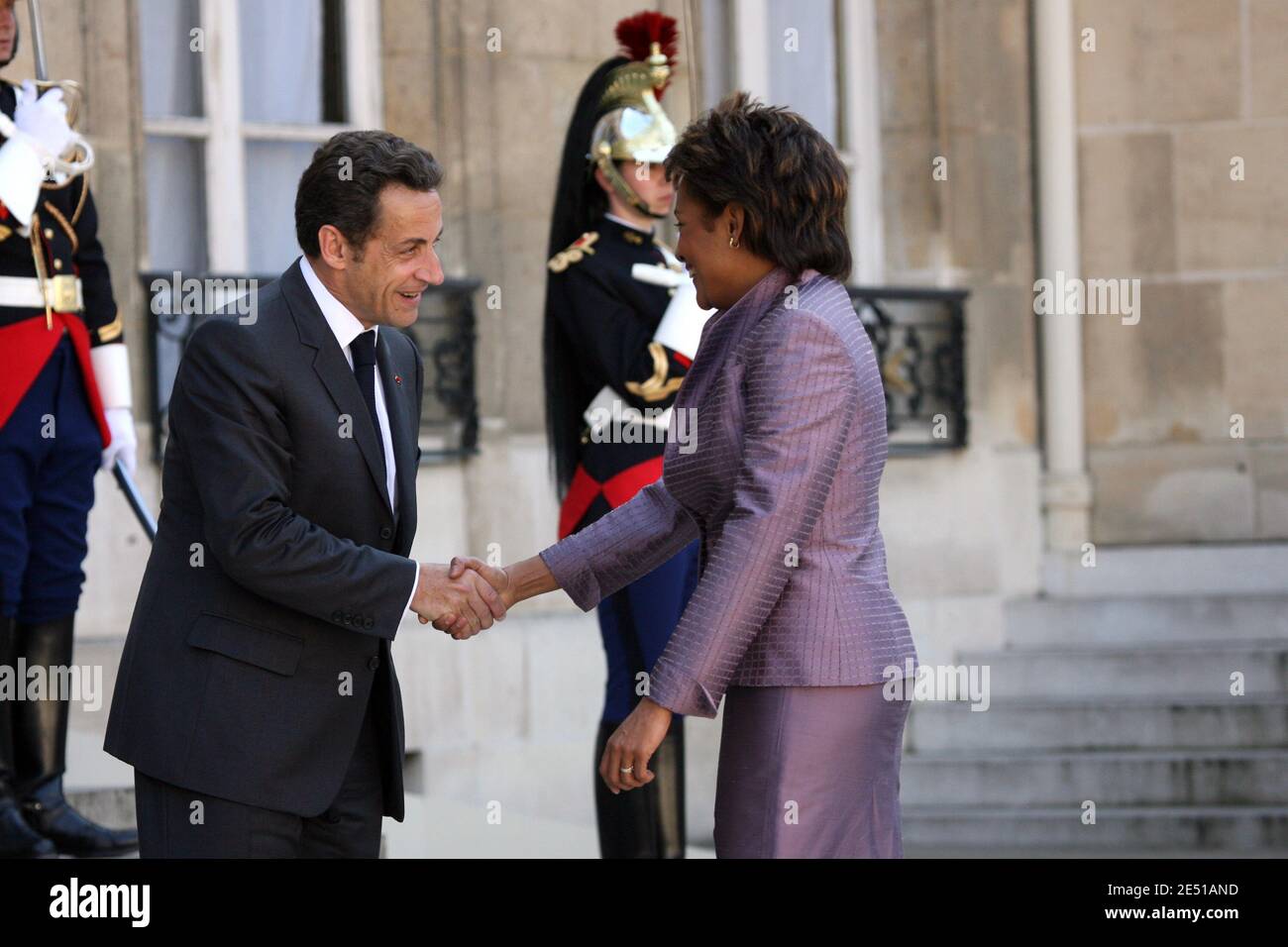 Il presidente francese Nicolas Sarkozy dà il benvenuto al governatore generale canadese Michaelle Jean presso l'Elysee Palace di Parigi, Francia, il 6 maggio 2008. Foto di Mehdi Taamallah/ABACAPRESS.COM Foto Stock