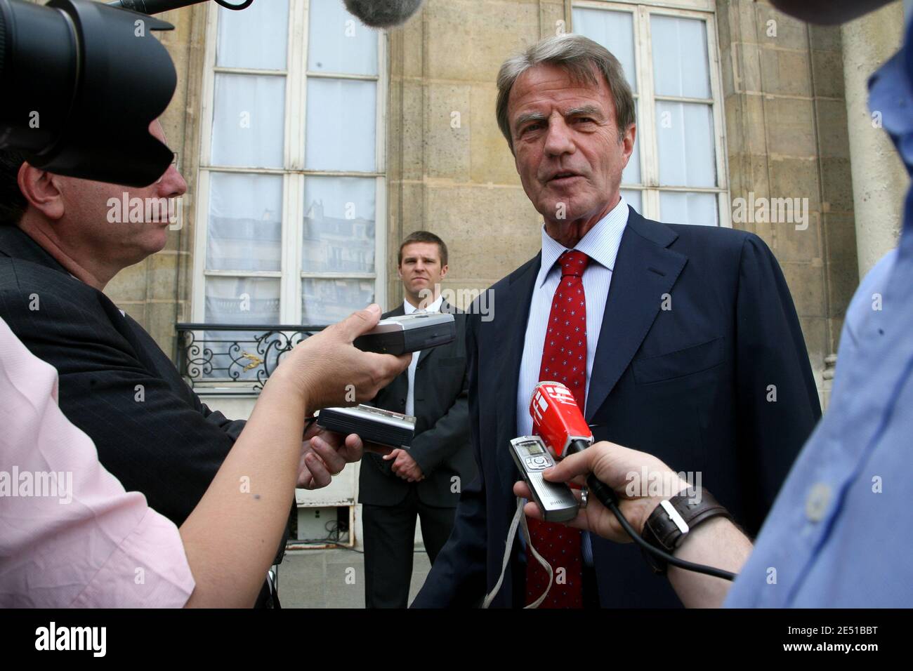 Il ministro francese degli Affari esteri ed europei Bernard Kouchner al Palazzo Elysee di Parigi, Francia, il 9 maggio 2008. Foto di Mehdi Taamallah/ABACAPRESS.COM Foto Stock