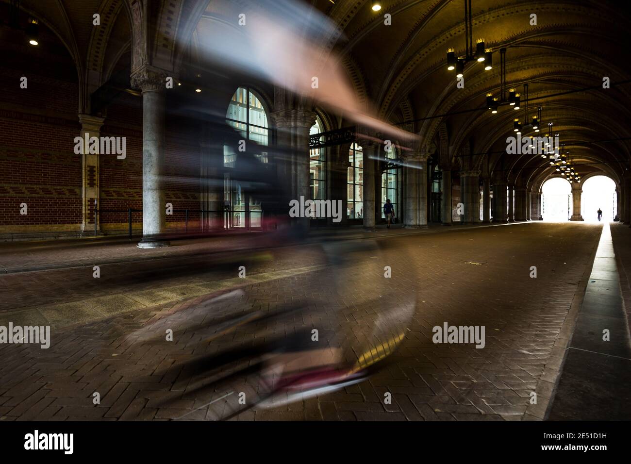 Vista grandangolare del tunnel a volta sotto il Rijksmuseum di Amsterdam, con passaggio di una bicicletta sfocata Foto Stock