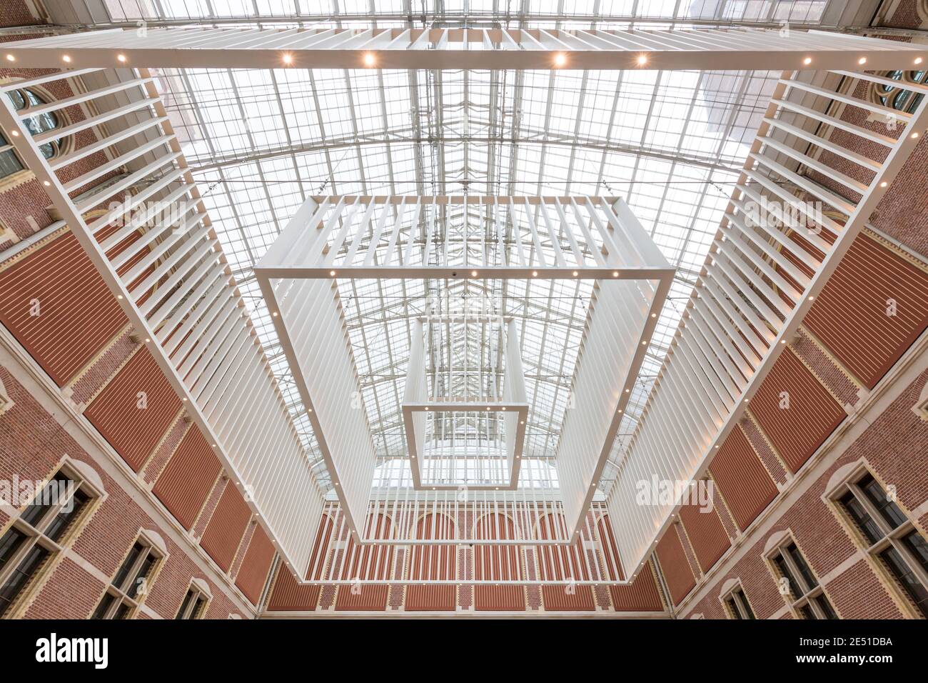 Vista grandangolare simmetrica del soffitto del lucernario del Sala principale del Rijksmuseum di Amsterdam Foto Stock