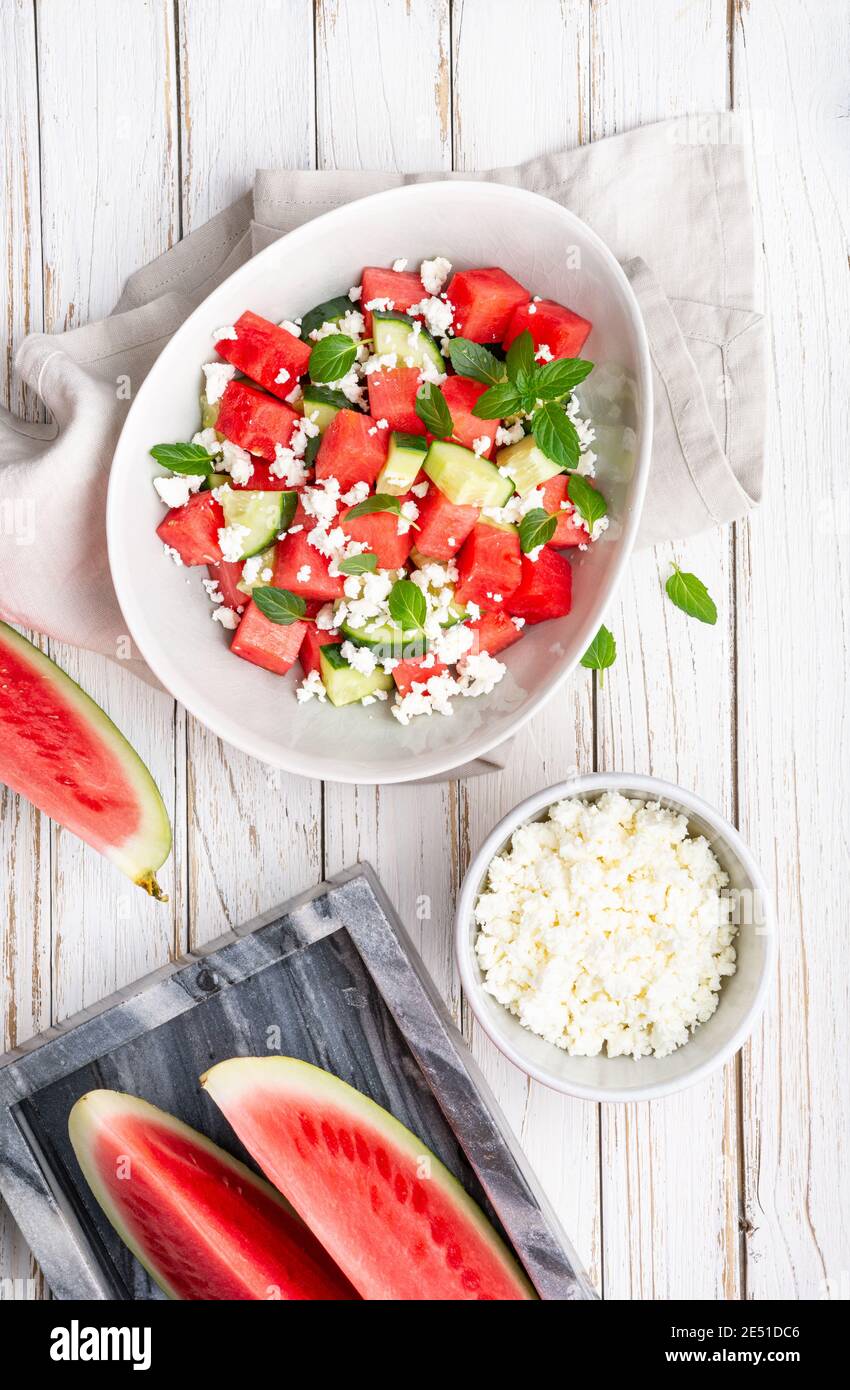 Insalata di anguria mediterranea estiva con formaggio Feta, cetriolo e foglie di menta Foto Stock