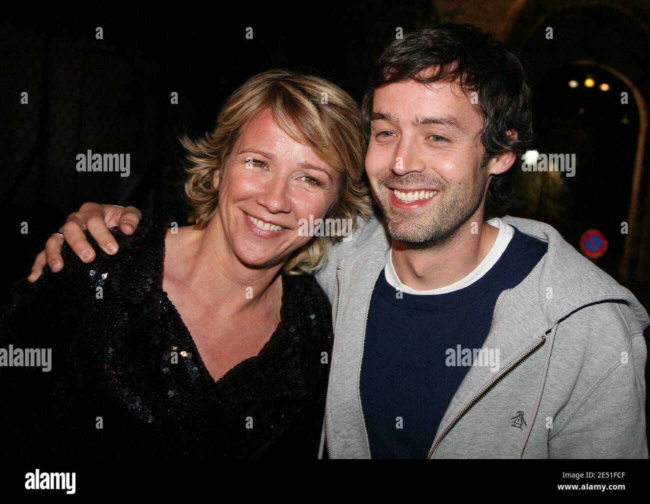Yann Barthes e Ariane Massenet partecipano al canale Canal Plus durante il 61esimo Festival del Cinema di Cannes, in Francia, il 16 maggio 2008. Foto di Denis Guignebourg/ABACAPRESS.COM Foto Stock