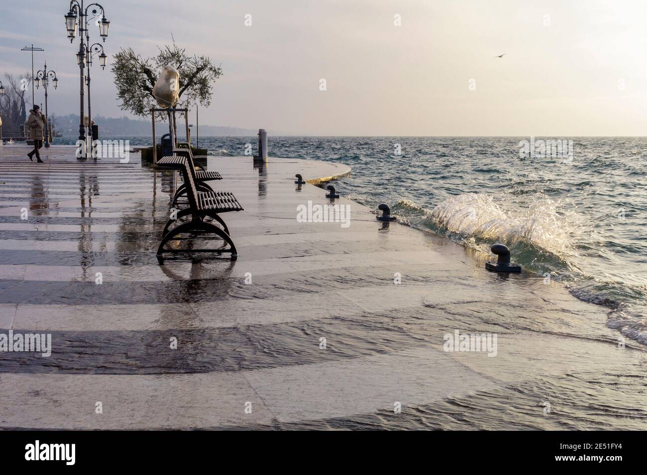 Il lago di Lazise in inverno. Le forti piogge hanno causato un notevole aumento del livello del Lago di Garda, molto vicino alla riva. Foto Stock