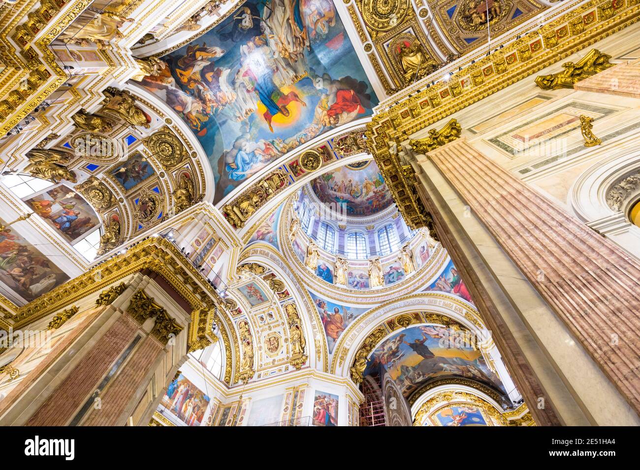 Ampia vista angolare della colorata volta della cattedrale di Sant'Isacco A San Pietroburgo Foto Stock