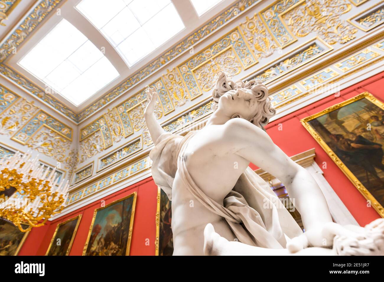 Primo piano di una mitologica statua italiana esposta al Museo Ermitage di San Pietroburgo Foto Stock