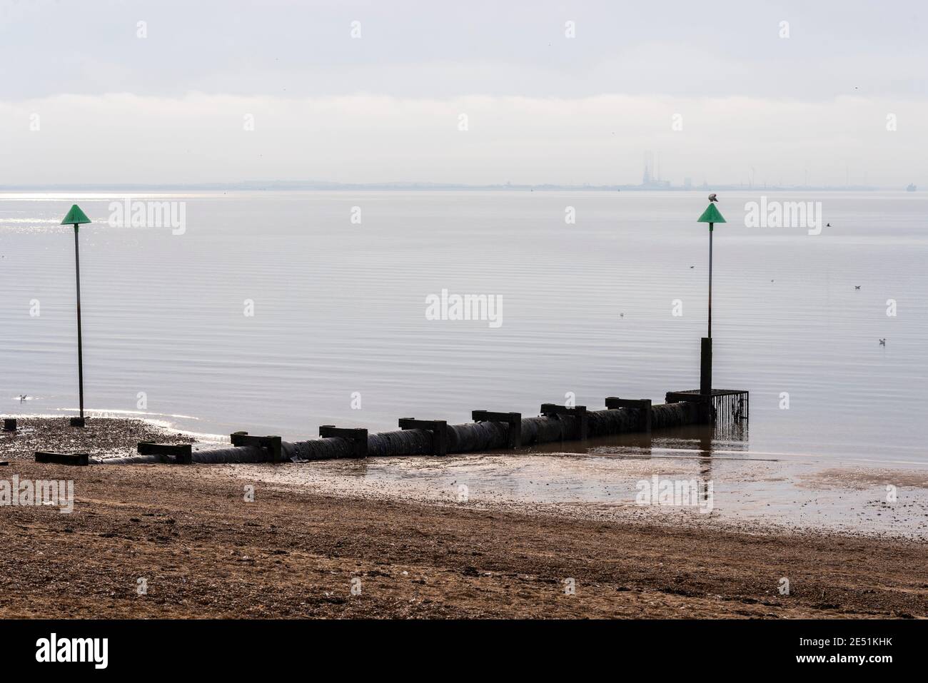 Deflusso di acque reflue nell'estuario del Tamigi a Southend on Sea, Essex, Regno Unito. La caduta di gravità dall'area dell'Esplanade orientale nell'area delle maree del Tamigi Foto Stock