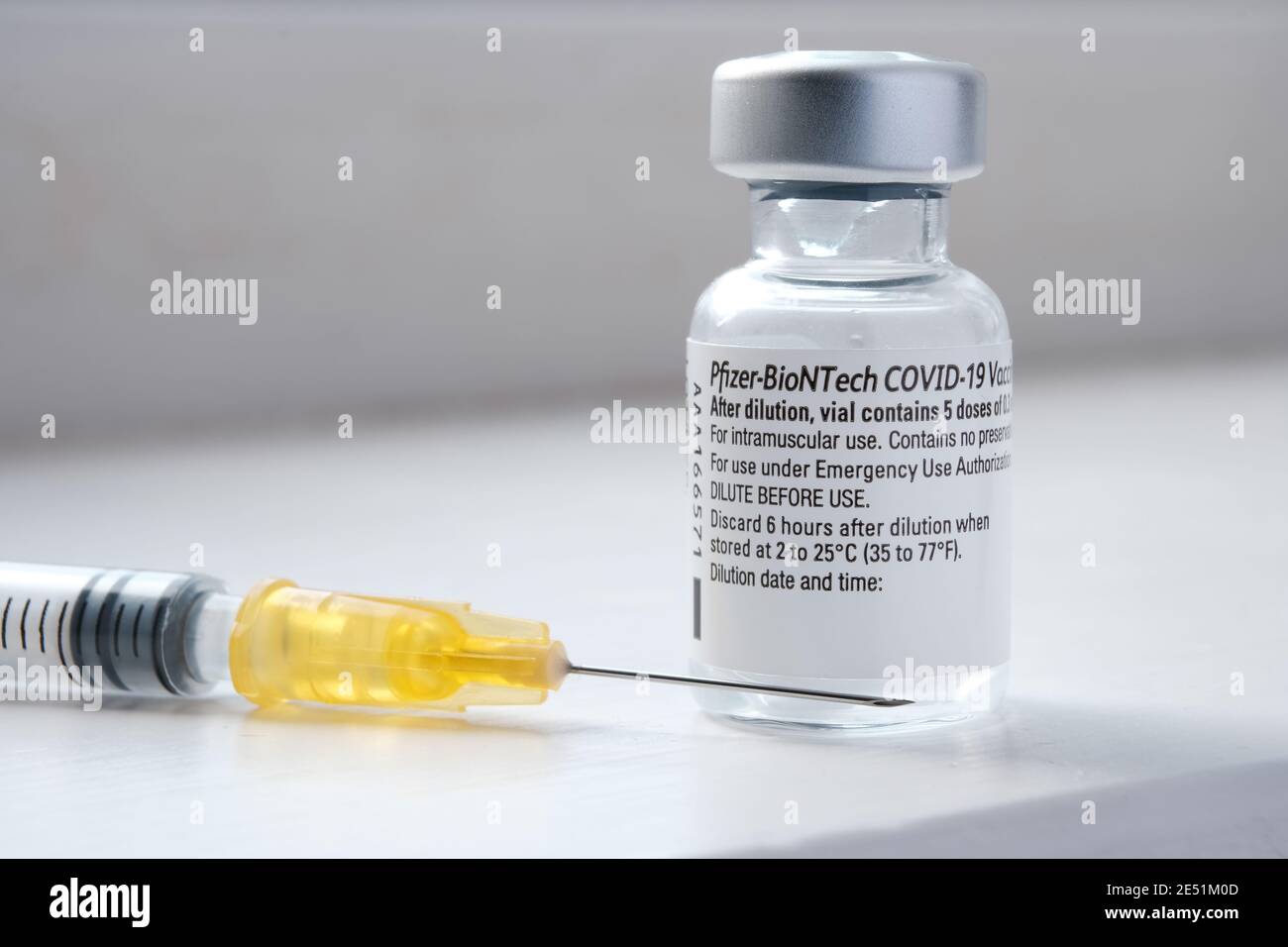 Flaconcino e siringa di vaccino originale Pfizer BioNTech COVID-19 accanto ad esso. Foto di vaccino reale. Messa a fuoco selettiva. Stafford, Regno Unito - Gennaio 23 2021. Foto Stock