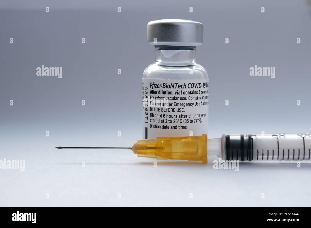 Flaconcino e siringa di vaccino originale Pfizer BioNTech COVID-19 accanto ad esso. Foto di vaccino reale. Messa a fuoco selettiva. Stafford, Regno Unito - Gennaio 23 2021. Foto Stock