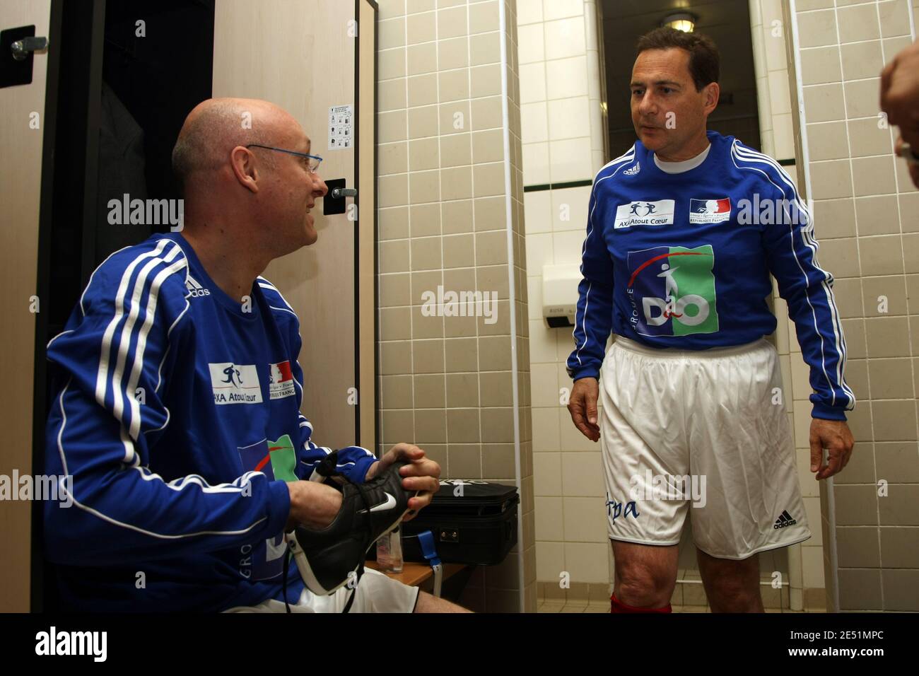 Eric Besson e Bernard Laporte partecipano alla partita di calcio benefica dell'associazione Francia-Alzheimer allo stadio Charlety di Parigi, Francia, il 20 maggio 2008. Foto di Mehdi Taamallah/Cameleon/ABACAPRESS.COM Foto Stock