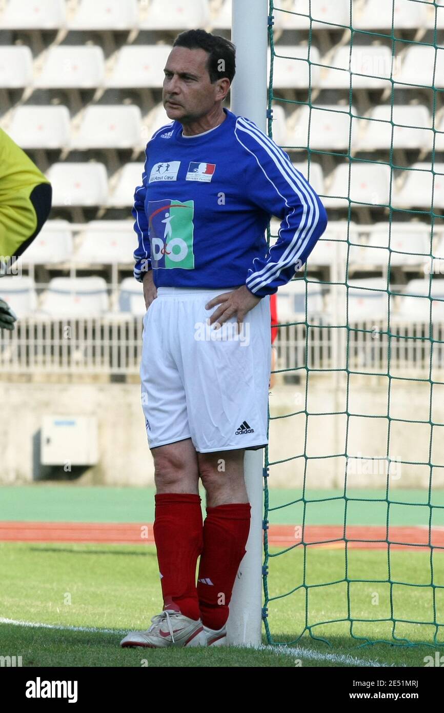 Eric Besson, ministro francese delle politiche pubbliche, partecipa alla partita di calcio benefica dell'associazione Francia-Alzheimer allo stadio Charlety di Parigi, Francia, il 20 maggio 2008. Foto di Mehdi Taamallah/Cameleon/ABACAPRESS.COM Foto Stock