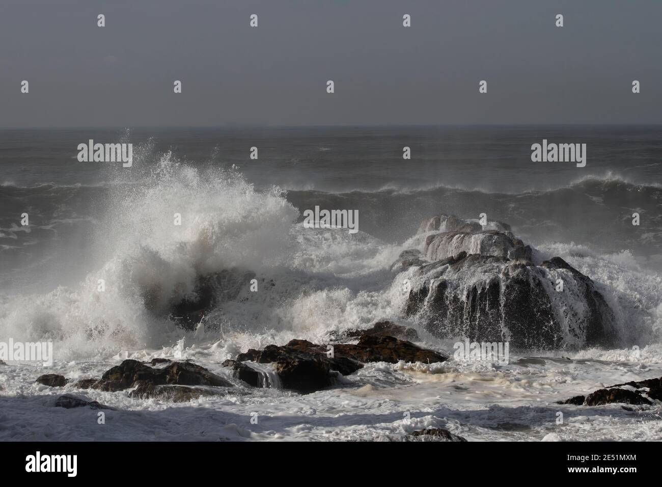 Tempesta sulla costa rocciosa del portogallo settentrionale. Foto Stock