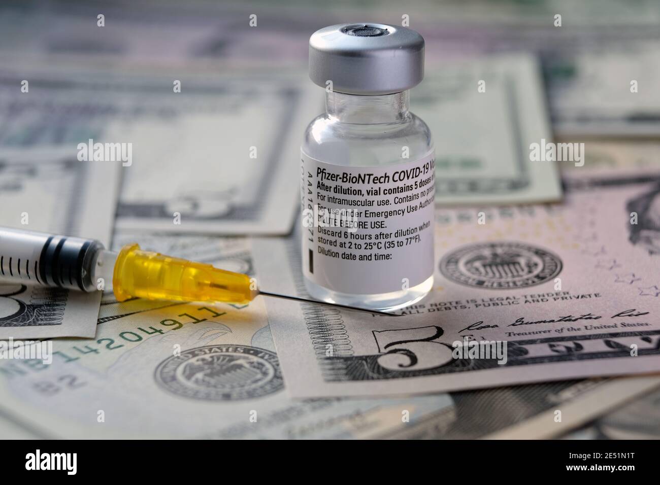 Fiala per vaccino originale Pfizer BioNTech COVID-19. Foto di vaccino reale. Messa a fuoco selettiva. Stafford, Regno Unito - Gennaio 23 2021. Foto Stock