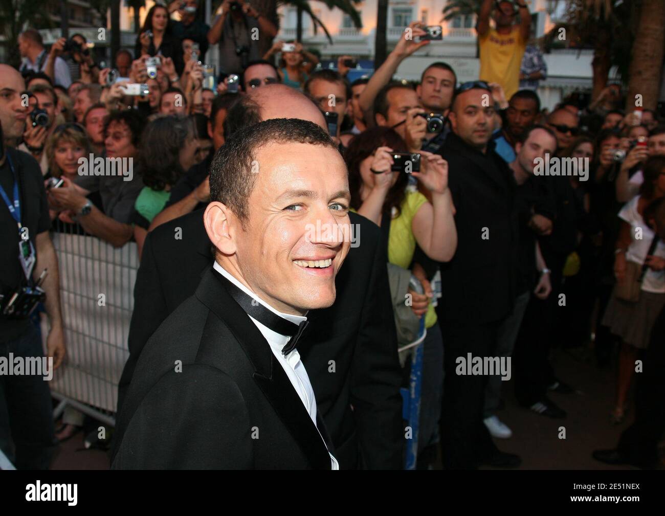 Dany Boon durante la trasmissione del programma televisivo 'le Grand Journal' sul canale Canal Plus sulla spiaggia di Martinez durante il 61° Festival del Cinema di Cannes a Cannes, Francia, il 21 maggio 2008. Foto di Denis Guignebourg/ABACAPRESS.COM Foto Stock