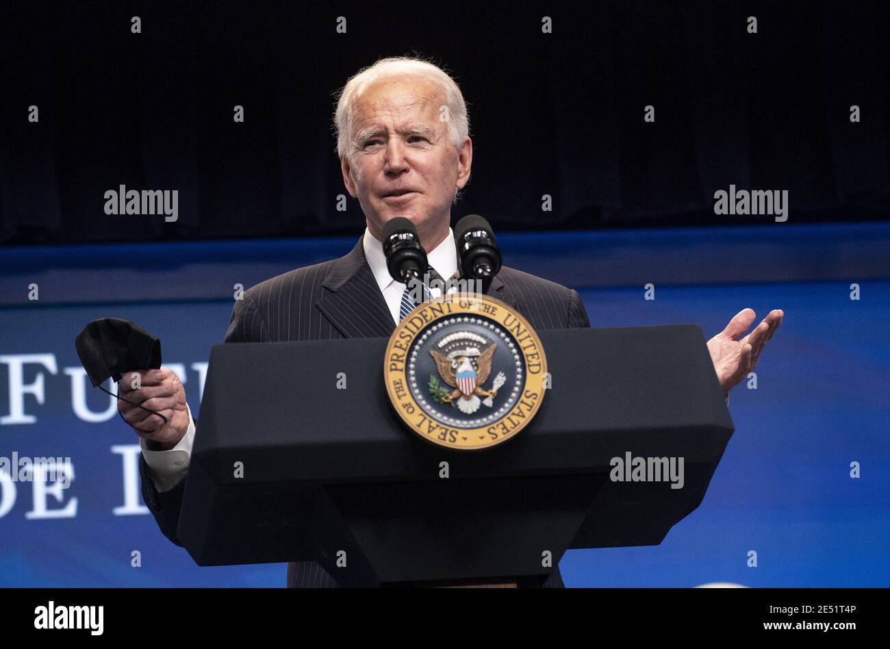 Washington, Stati Uniti. 25 Gennaio 2021. Il presidente Joe Biden parla della produzione americana prima di firmare un ordine esecutivo relativo alla produzione americana e ai lavoratori americani, presso l'Eisenhower Executive Office Building di Washington, DC, lunedì 25 gennaio 2021. Foto di Kevin Dietsch/UPI Credit: UPI/Alamy Live News Foto Stock