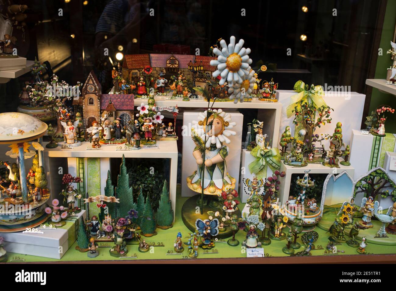 Una vetrina di fate e fiori presso il negozio Käthe Wohlfahrt di Karolinenstrasse a Bamberga, Germania. Foto Stock