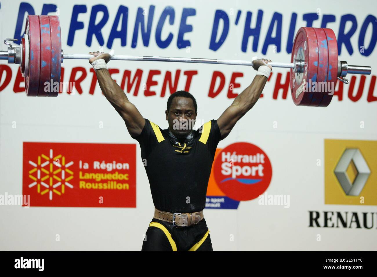 La francese Vencelas Dabaya compete nella categoria maschile di 69 kg  durante i campionati francesi di