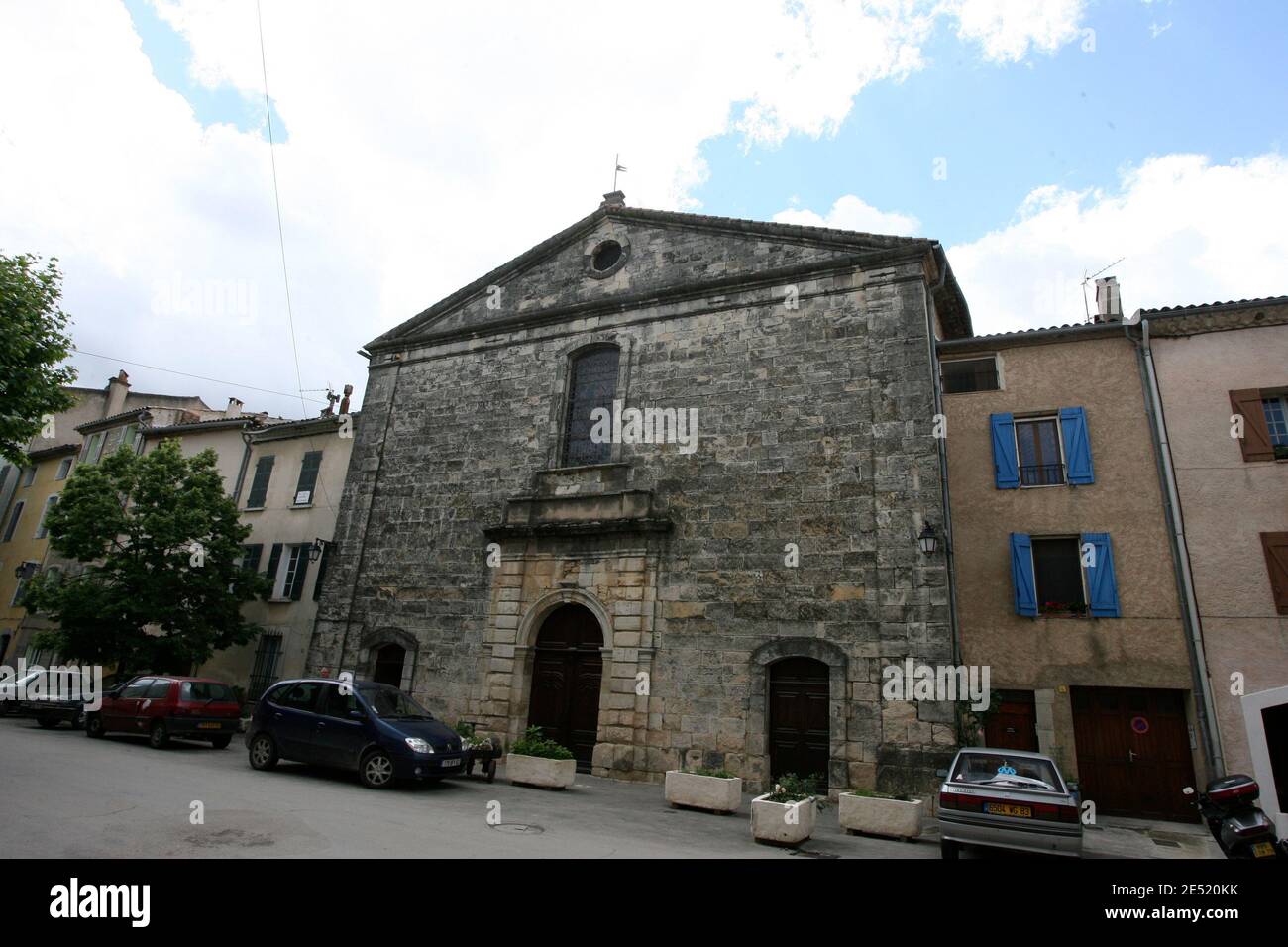 La chiesa di Correns nel sud della Francia, dove Brad Pitt e Angelina Jolie comprarono la tenuta Chateau Miraval. Il villaggio è conosciuto come il primo villaggio 'biologico' della Francia. La coppia hollywoodiana si sta muovendo in un castello circondato da un'azienda vinicola che produce vino biologico di alta qualità. Ogni giorno, i camion portano mobili e materiale e la tenuta è protetta da guardie che guidano quadricimobili. Anche i poliziotti e i vigili del fuoco hanno visitato la tenuta. Foto di ABACAPRESS.COM Foto Stock