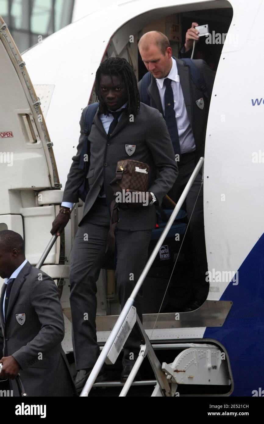 Il giocatore di calcio francese Bafetimbi Gomis arriva all'aeroporto di Ginevra in Svizzera il 4 giugno 2008. Foto di Mehdi Taamallah/Cameleon/ABACAPRESS.COM Foto Stock