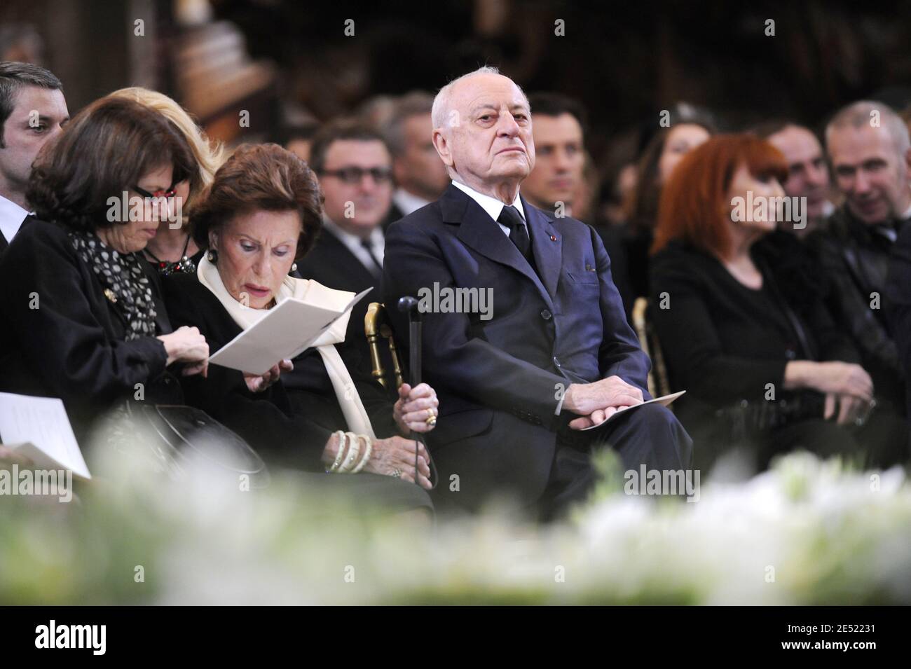 Lucienne Saint-Laurent e Pierre Berge arrivano alla chiesa di Saint-Roch a Parigi, Francia, giovedì 5 giugno 2008, per i funerali del designer francese Yves Saint Laurent, morto all'età di 71 anni, domenica sera. Foto di ABACAPRESS.COM Foto Stock