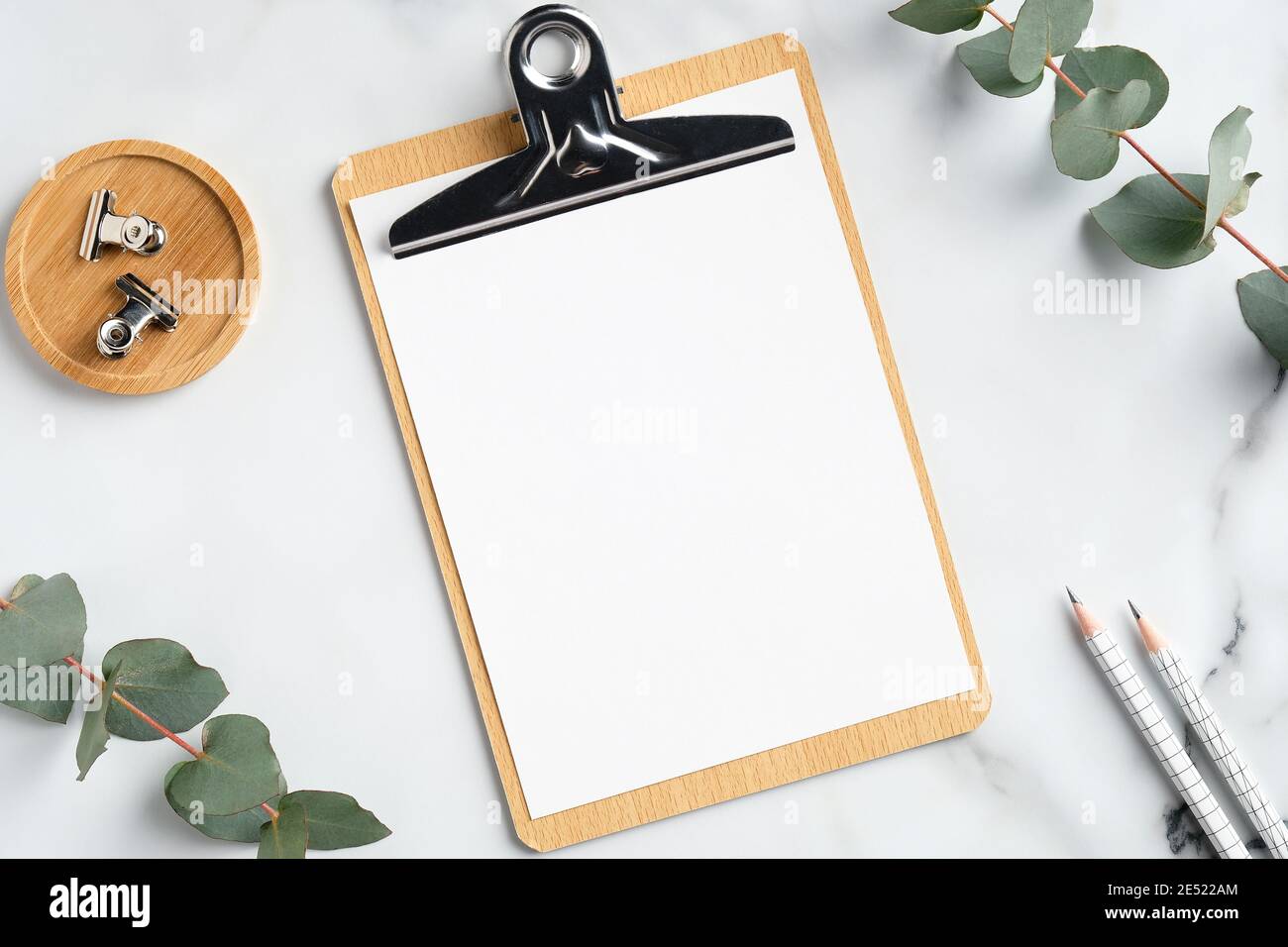 Area di lavoro home Office mockup con appunti, foglie di eucalipto, forniture per ufficio su tavolo da lavoro in marmo. Disposizione piatta, vista dall'alto, spazio per la copia. Foto Stock