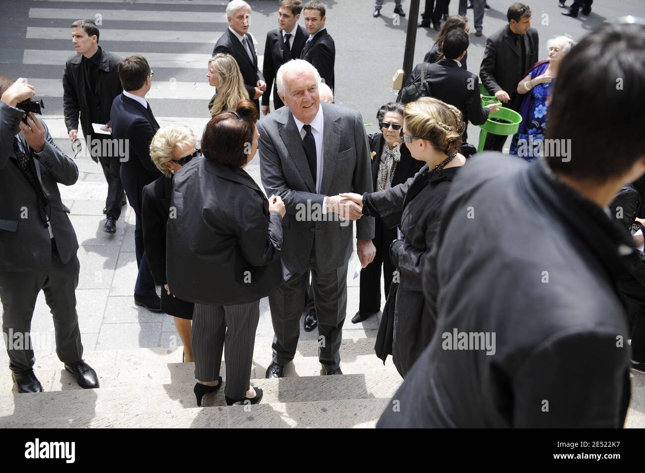 Hubert de Givenchy arriva alla chiesa di Saint-Roch a Parigi, Francia, Giovedi, 5 giugno 2008, per i funerali del designer francese Yves Saint Laurent, morto all'età di 71 anni, Domenica sera. Foto di ABACAPRESS.COM Foto Stock
