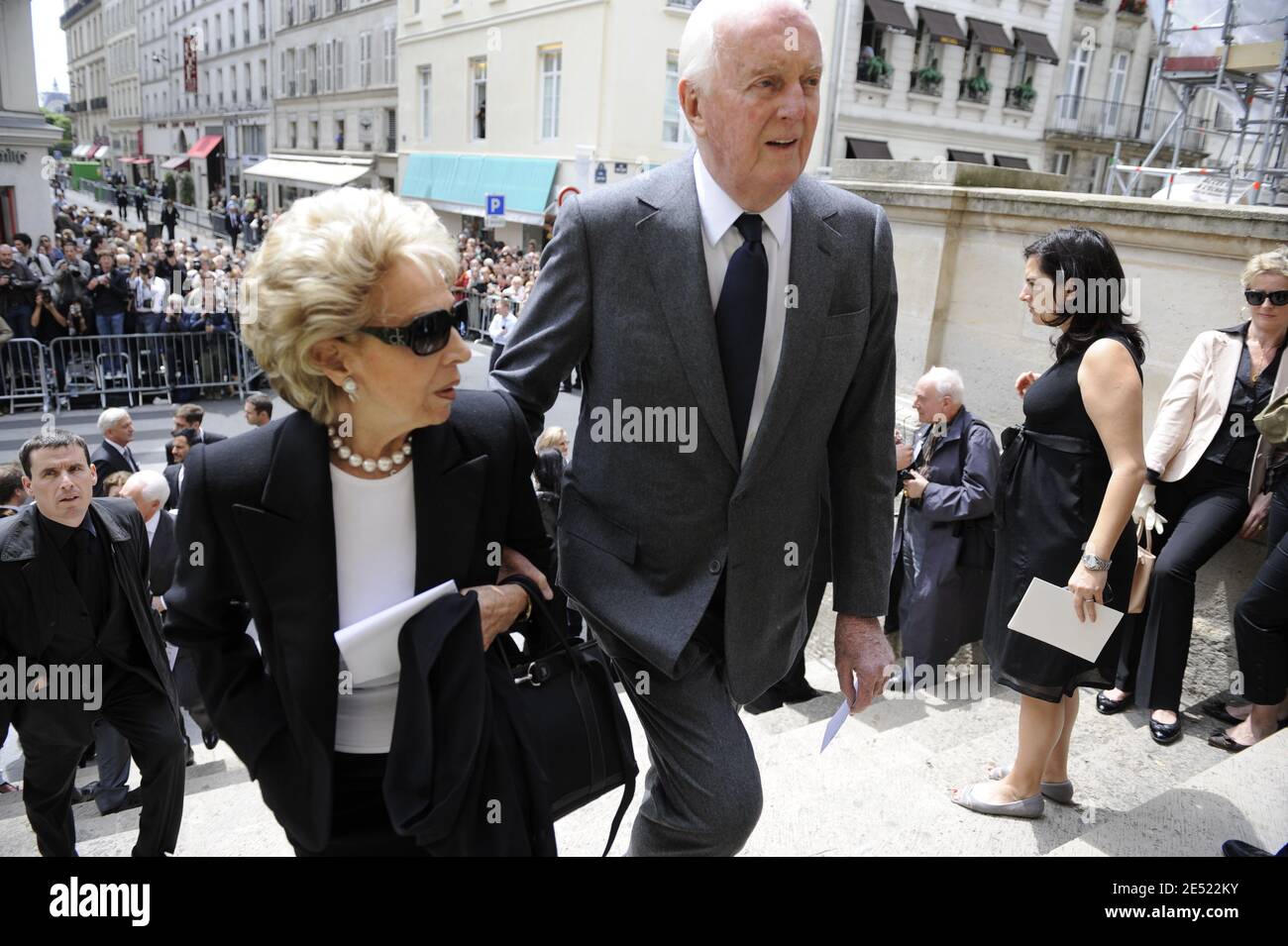 Hubert de Givenchy arriva alla chiesa di Saint-Roch a Parigi, Francia, Giovedi, 5 giugno 2008, per i funerali del designer francese Yves Saint Laurent, morto all'età di 71 anni, Domenica sera. Foto di ABACAPRESS.COM Foto Stock