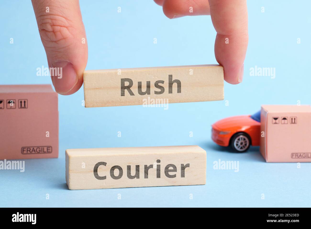 Corriere di Rush termine del corriere di industria del corriere. Consegna rapida e immediata in breve tempo. Foto Stock