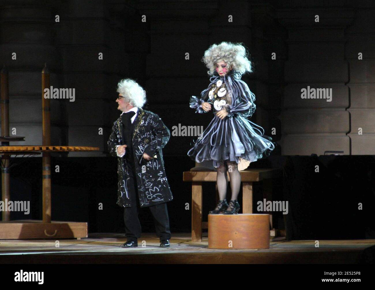 Prima dell'Opera 'Les Contes d'Hoffmann' di Jacques Offenbach diretta da Julie Depardieu e Stephan Druet e giocata all'aperto nel 'Jardins du Senat' a Parigi, Francia, il 10 giugno 2008. Foto di Benoit Pinguet/ABACAPRESS.COM Foto Stock