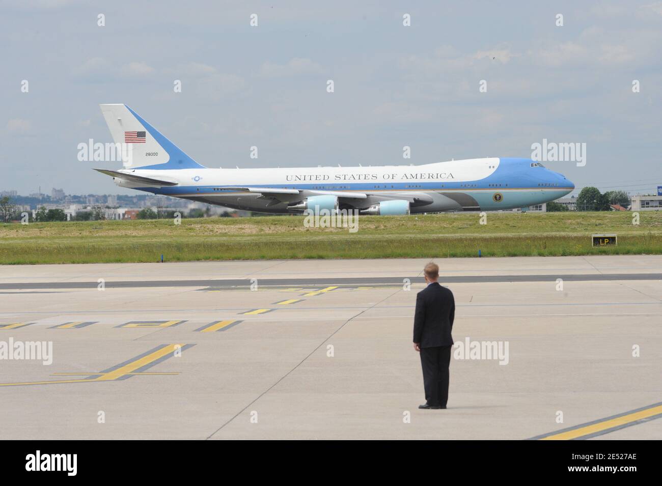 L'aereo del presidente DEGLI STATI UNITI Bush, il cosiddetto 'Air Force One', arriva all'aeroporto internazionale di Orly vicino a Parigi, Francia il 13 giugno 2008. Bush ha fatto il suo viaggio d'addio europeo a Parigi il 13 giugno, celebrando i legami più caldi tra la Francia e gli Stati Uniti da quando il presidente francese è salito al potere un anno fa. Foto di Jacques Witt/piscina/ABACAPRESS.COM Foto Stock