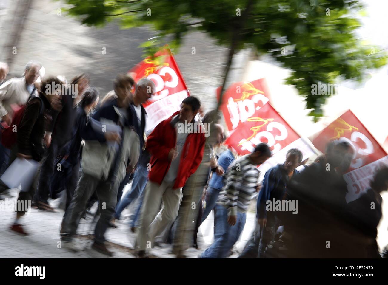 Migliaia di persone manifestano a Bordeaux, nella Francia sudoccidentale, il 17 giugno 2008, per protestare contro le riforme pensionistiche del governo, la ristrutturazione dei servizi pubblici e il piano di Nicolas Sarkozy di alleggerire la settimana lavorativa di 35 ore. Foto di Patrick Bernard/ABACAPRESS.COM Foto Stock