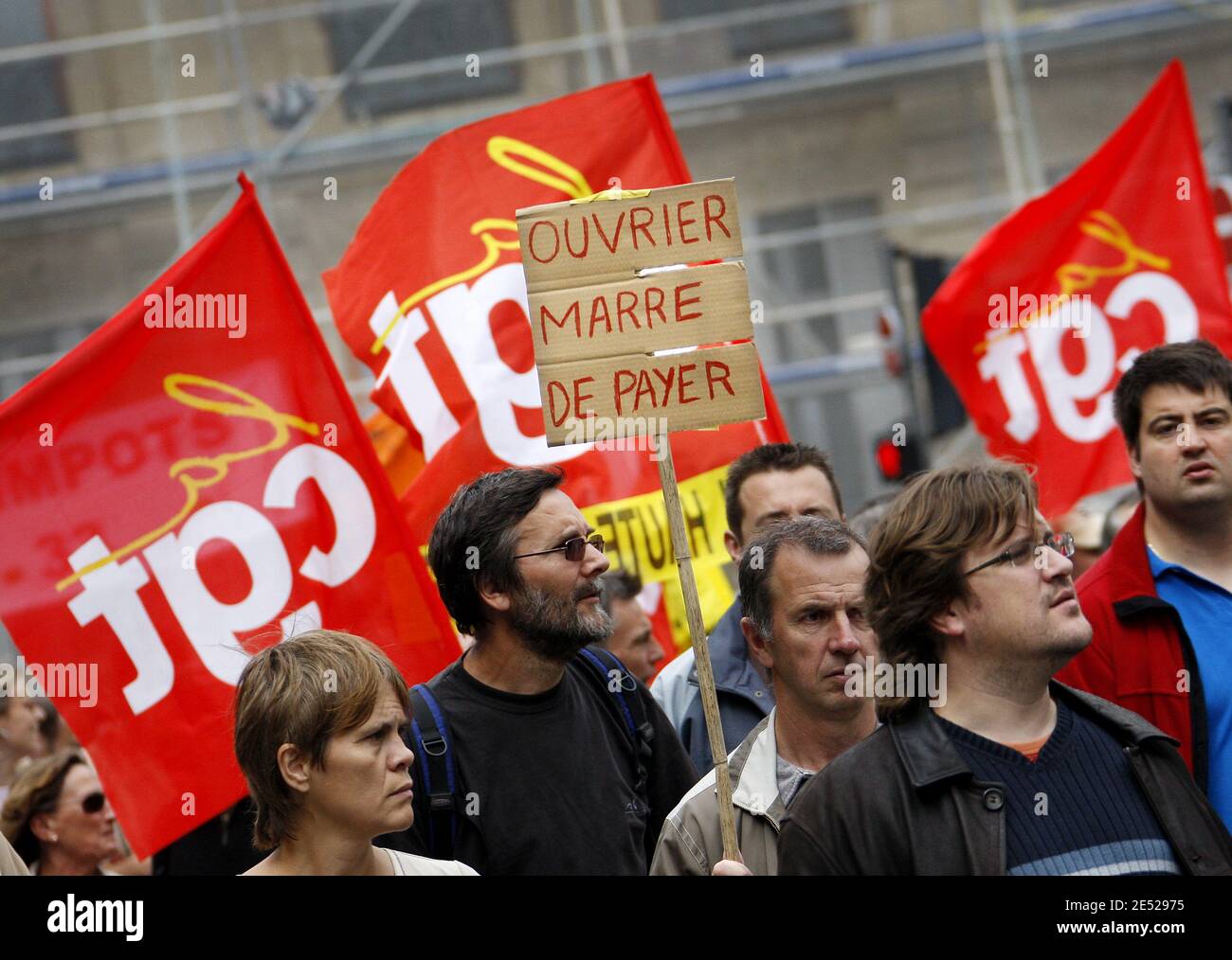 Migliaia di persone manifestano a Bordeaux, nella Francia sudoccidentale, il 17 giugno 2008, per protestare contro le riforme pensionistiche del governo, la ristrutturazione dei servizi pubblici e il piano di Nicolas Sarkozy di alleggerire la settimana lavorativa di 35 ore. Foto di Patrick Bernard/ABACAPRESS.COM Foto Stock