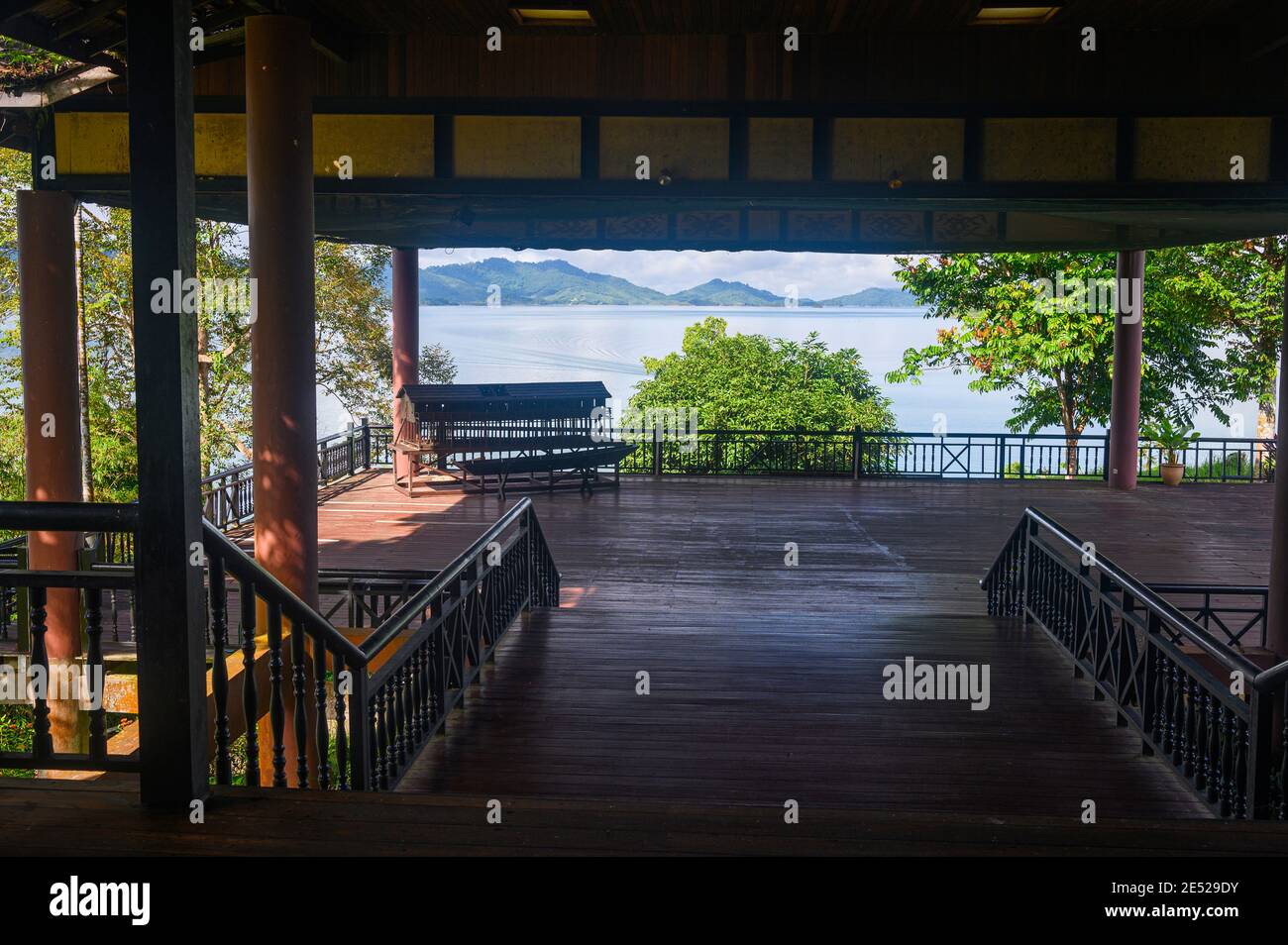 Si affaccia sulla lobby del resort Atman Batang ai Verso il lago Batang ai Foto Stock