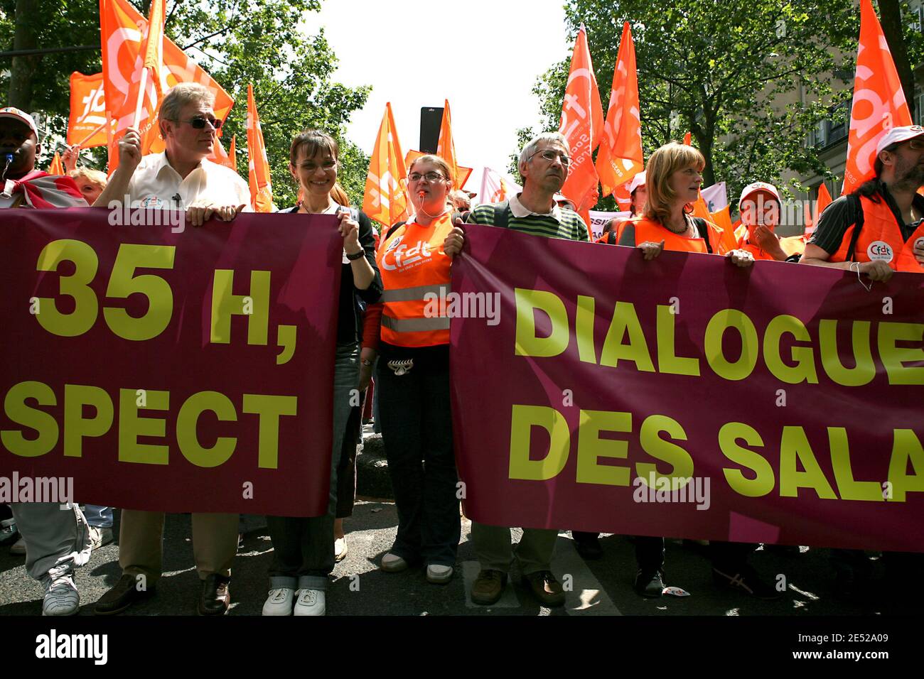 marcia di protesta a Parigi, Francia, il 17 giugno 2008. I lavoratori francesi sono andati in sciopero per protestare contro le riforme del sistema pensionistico e contro la settimana lavorativa di 35 ore all’ultimo di una serie di sfide al presidente Nicolas Sarkozy. Foto di Stephane Gilles/ABACAPRESS.COM Foto Stock